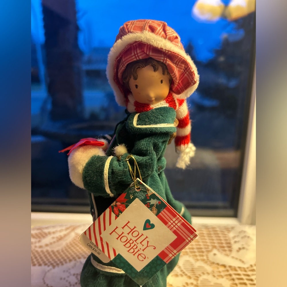 ❄️Vintage Holly Hobbie Holiday Figurine with Green Velvet Coat🎄 circa 1988